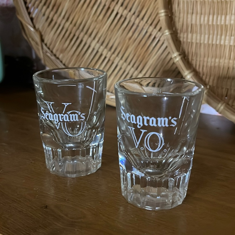 😄Segrams whiskey shot glasses